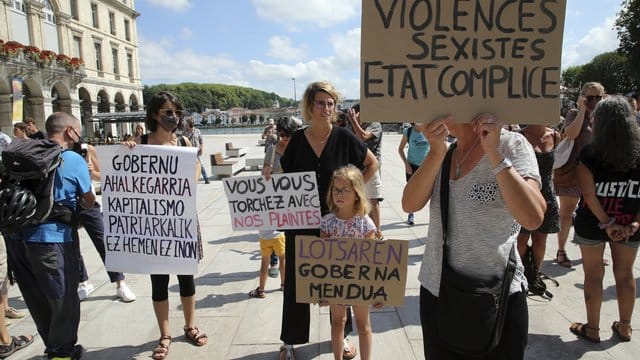 Frauen demonstrieren vor der Ankunft des französischen Innenministers Darmanin gegen dessen Besuch in Bayonne. Frauen demonstrieren vor der Ankunft des französischen Innenministers Darmanin gegen dessen Besuch in Bayonne.