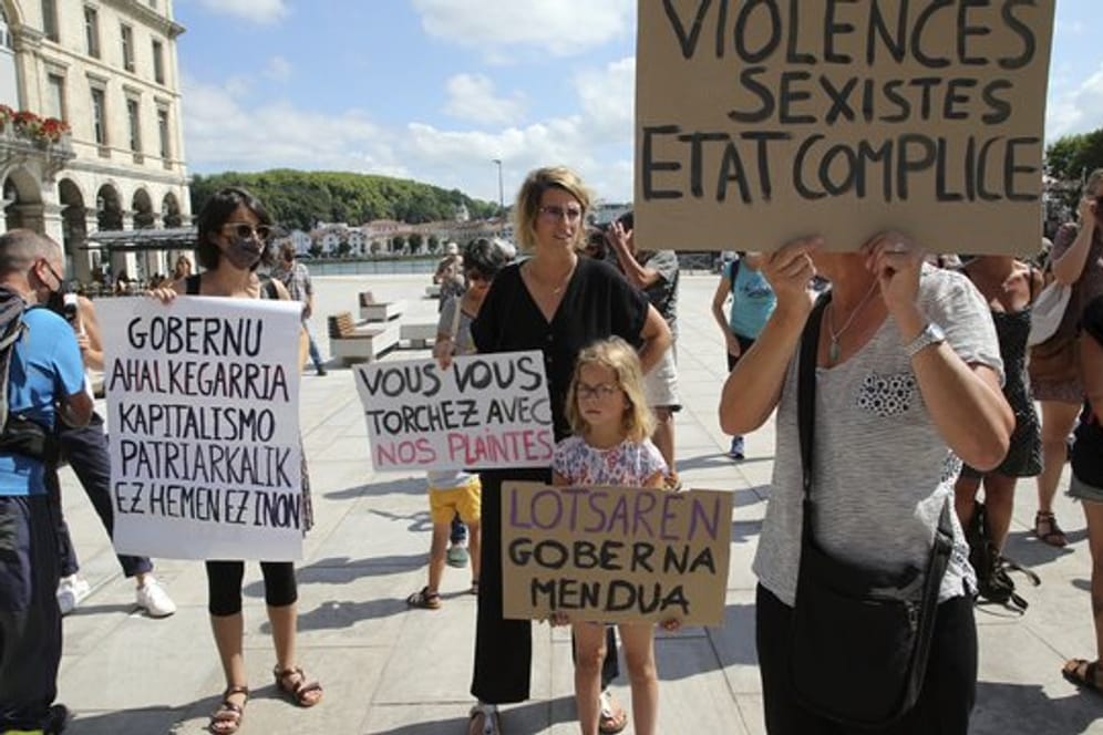 Frauen demonstrieren vor der Ankunft des französischen Innenministers Darmanin gegen dessen Besuch in Bayonne.