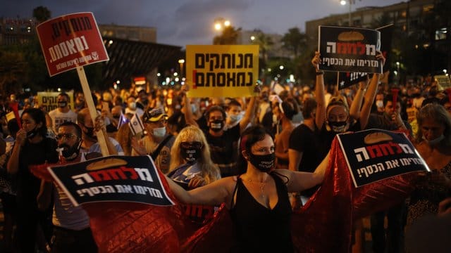 Tausende Israelis versammelten sich auf dem Rabin-Platz in Tel Aviv, um gegen Premierminister Netanjahu und die wirtschaftliche Notlage infolge von Einschränkungen wegen der Corona-Pandemie zu demonstrieren. Tausende Israelis versammelten sich auf dem Rabin-Platz in Tel Aviv, um gegen Premierminister Netanjahu und die wirtschaftliche Notlage infolge von Einschränkungen wegen der Corona-Pandemie zu demonstrieren.