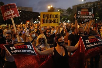 Tausende Israelis versammelten sich auf dem Rabin-Platz in Tel Aviv, um gegen Premierminister Netanjahu und die wirtschaftliche Notlage infolge von Einschränkungen wegen der Corona-Pandemie zu demonstrieren.
