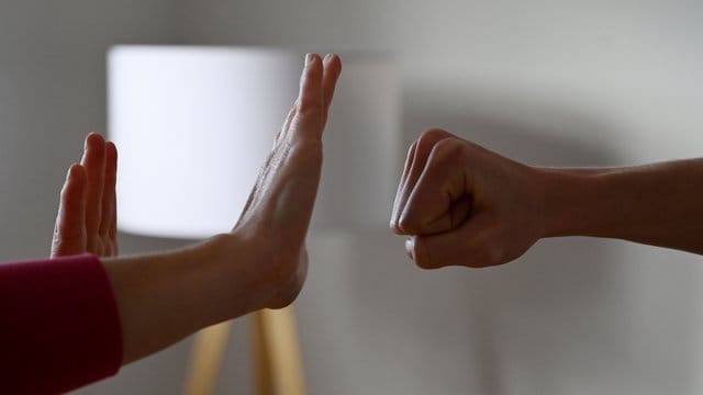 Hat der Lockdown zu mehr Fällen von häuslicher Gewalt geführt? Die ersten Zahlen zeichnen ein uneinheitliches Bild für die Gesamtsituation in Deutschland. Hat der Lockdown zu mehr Fällen von häuslicher Gewalt geführt? Die ersten Zahlen zeichnen ein uneinheitliches Bild für die Gesamtsituation in Deutschland.