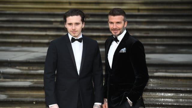 Brooklyn Beckham (l) mit seinem Vater David Beckham, ehemaliger Fußballspieler der englischen Nationalmannschaft.