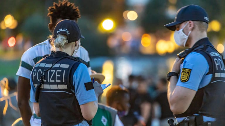 Polizisten im Einsatz in Stuttgart: Bei den Ermittlungen zu der Randale in der baden-württembergischen Landeshauptstadt will die Polizei jetzt auch die Stammbäume der Tatverdächtigen überprüfen.