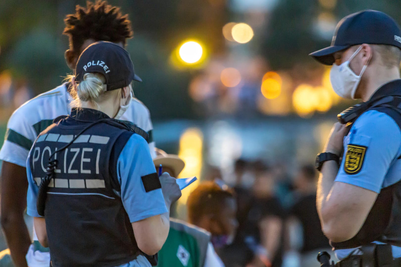 Polizisten im Einsatz in Stuttgart: Bei den Ermittlungen zu der Randale in der baden-württembergischen Landeshauptstadt will die Polizei jetzt auch die Stammbäume der Tatverdächtigen überprüfen.