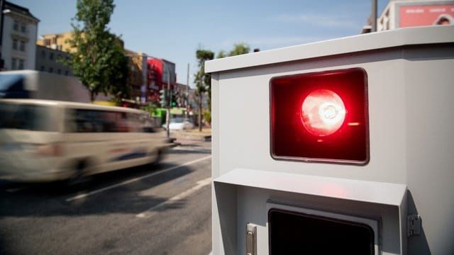 Blitzer: Seit Ende April droht ein Monat Führerscheinentzug, wenn man innerorts 21 Kilometer pro Stunde zu schnell fährt oder außerorts 26 km/h zu schnell unterwegs ist.