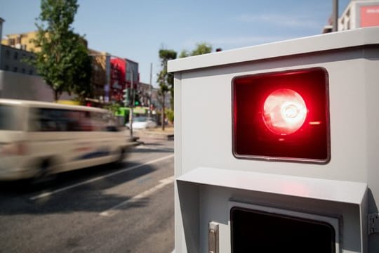 Blitzer: Seit Ende April droht ein Monat Führerscheinentzug, wenn man innerorts 21 Kilometer pro Stunde zu schnell fährt oder außerorts 26 km/h zu schnell unterwegs ist.