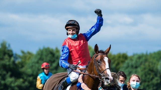 Gewannen das Deutsche Derby in Hamburg: Ronan Thomas jubelt auf dem Hengst In Swoop. Gewannen das Deutsche Derby in Hamburg: Ronan Thomas jubelt auf dem Hengst In Swoop.