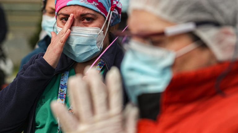 Krankenschwestern in Santiago trauen um einen an Covid-19 gestorbenen Kollegen: Die Unzufriedenheit mit der konservativen Regierung in Chile wächst.