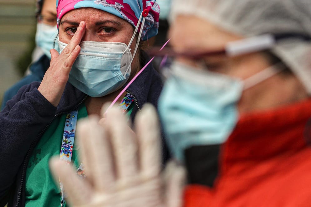 Krankenschwestern in Santiago trauen um einen an Covid-19 gestorbenen Kollegen: Die Unzufriedenheit mit der konservativen Regierung in Chile wächst.