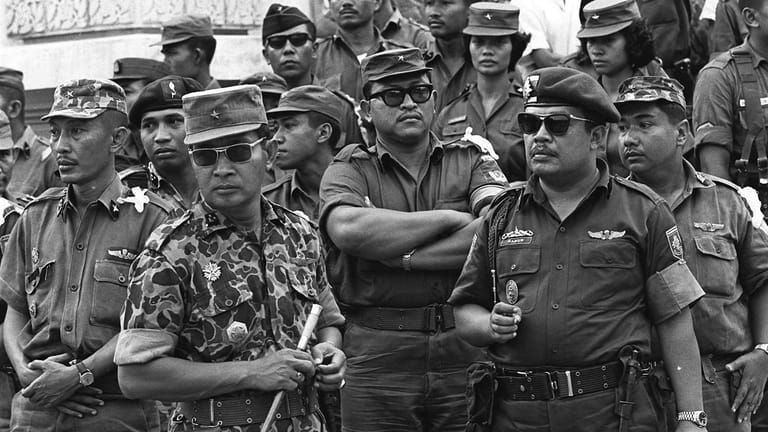 Der indonesische General Suharto (2.v.l) im Kreise seiner Generäle (1965).