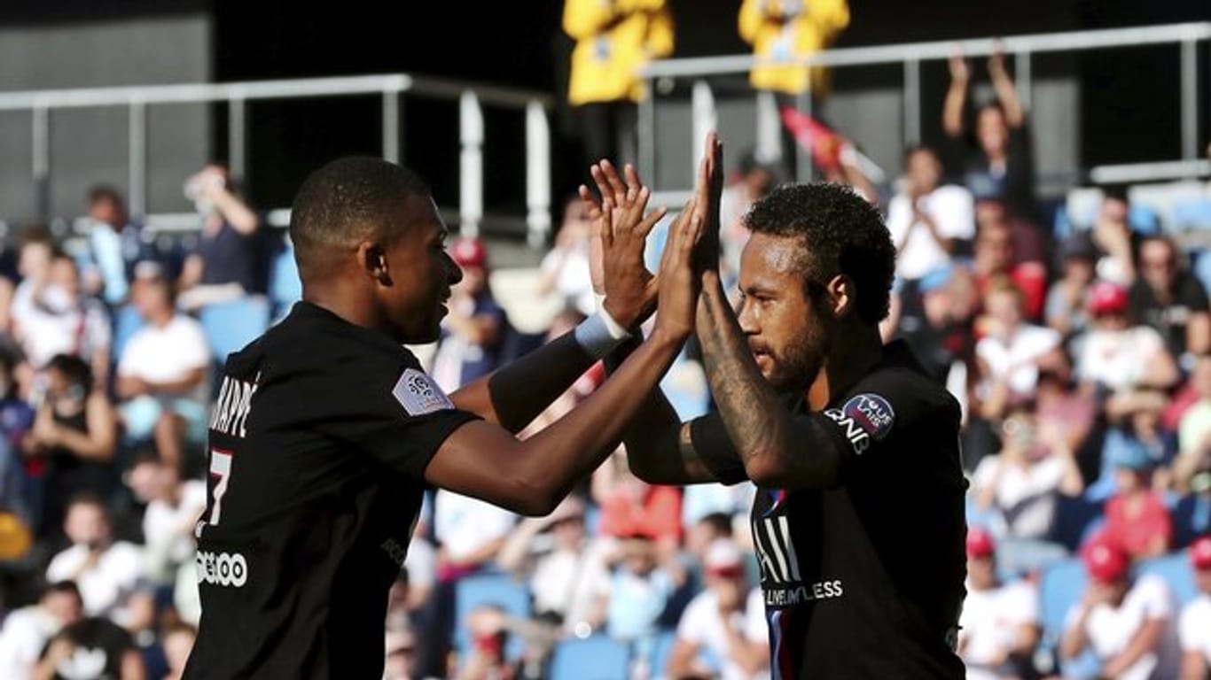 Konnten endlich wieder vor Zuschauern jubeln: Die PSG-Stars Neymar (r) und Kylian Mbappe. Konnten endlich wieder vor Zuschauern jubeln: Die PSG-Stars Neymar (r) und Kylian Mbappe.