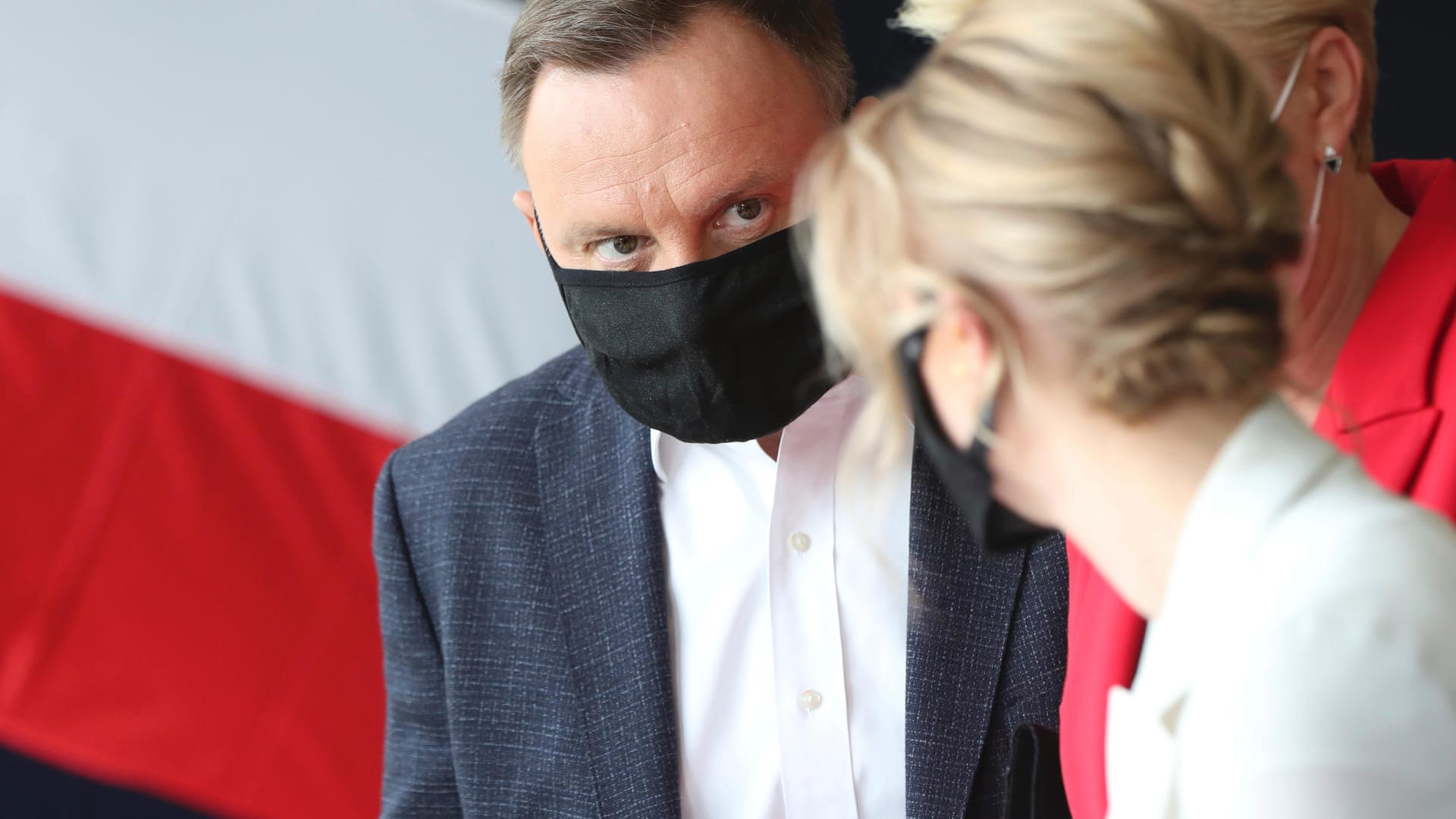 Amtsinhaber Andrzej Duda mit Frau und Tochter in einem Krakauer Wahllokal: Das Ergebnis der Präsidentenwahl in Polen steht wohl erst am Montag fest.