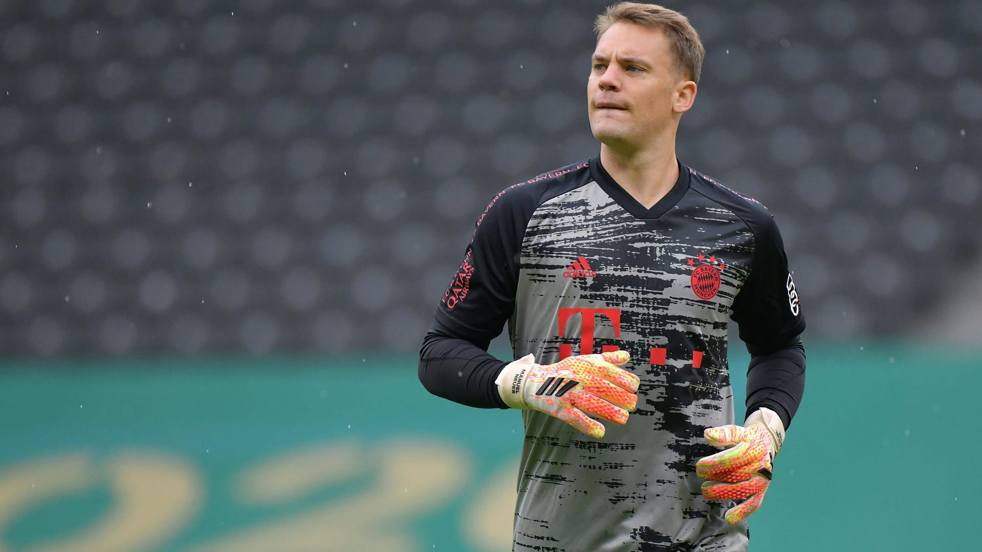 Kritischer Blick: Bayern-Torwart Manuel Neuer hätte ihn auch beim Song der Band "Thompson" brauchen können.