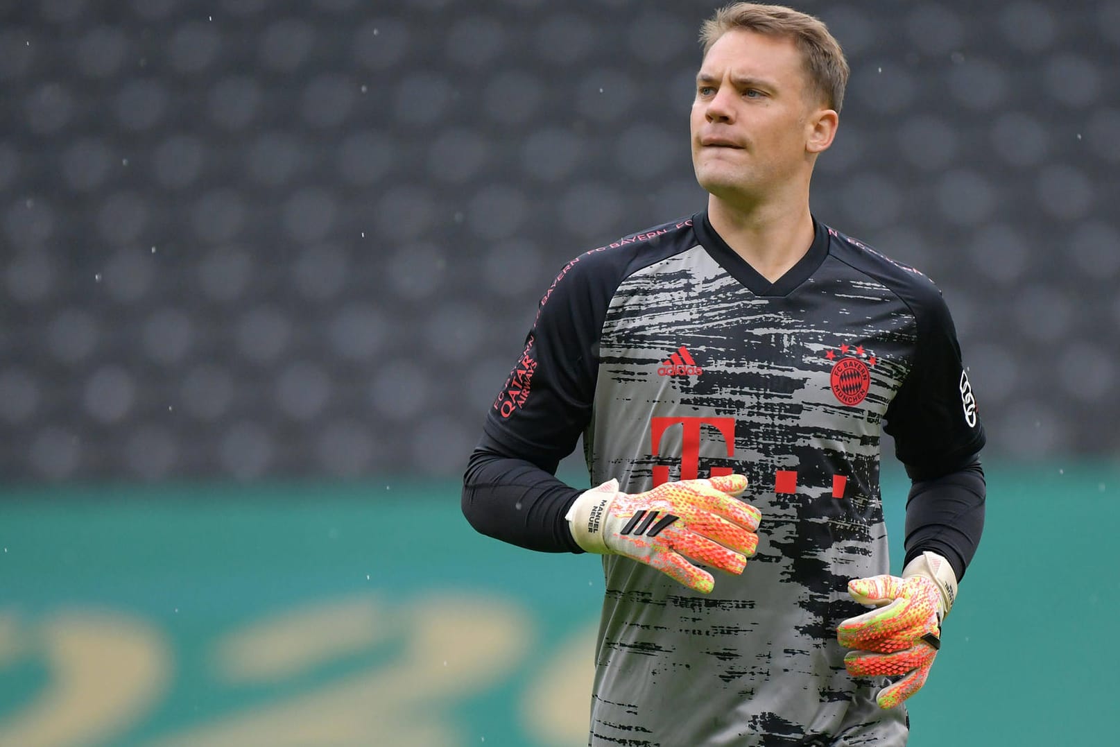 Kritischer Blick: Bayern-Torwart Manuel Neuer hätte ihn auch beim Song der Band "Thompson" brauchen können.