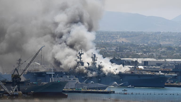Dichter Rauch über der US-Marinebasis in San Diego/Kalifornien: Bei dem Brannd auf der "USS Bonhomme Richard" sind mehrere Matrosen verletzt worden.