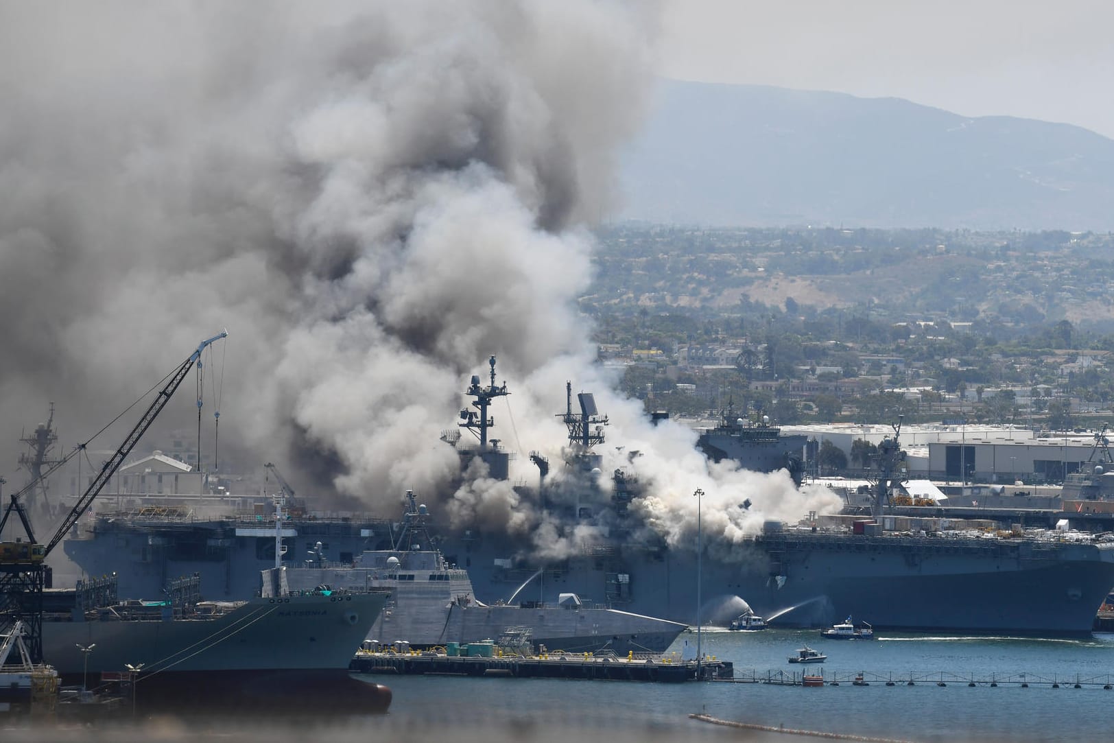 Dichter Rauch über der US-Marinebasis in San Diego/Kalifornien: Bei dem Brannd auf der "USS Bonhomme Richard" sind mehrere Matrosen verletzt worden.