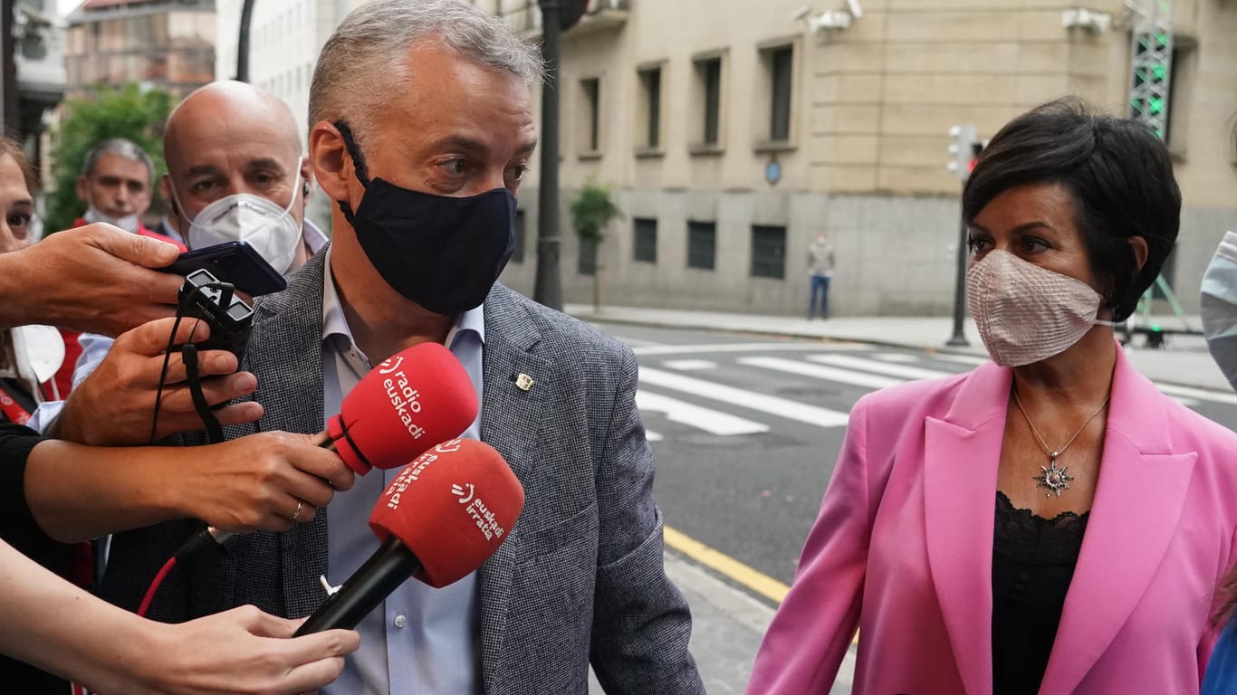 Inigo Urkullu, Kandidat der Partei PNV, und seine Frau sprechen mit Journalisten: Die Regierungsparteien im Baskenland und in Galicien in Nordspanien haben die Regionalwahlen Prognosen zufolge gewonnen.