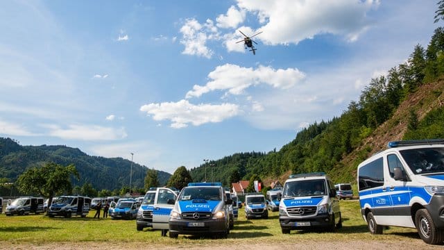 Mit einem Großaufgebot hat die Polizei die Suche nach einem 31-Jährigen fortgesetzt. Mit einem Großaufgebot hat die Polizei die Suche nach einem 31-Jährigen fortgesetzt.