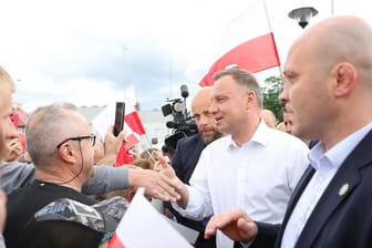 Mit einem hauchdünnen Sieg gegen den europafreundlichen Herausforderer Trzaskowski hat sich Amtsinhaber Duda bei der Präsidentenwahl eine zweite Amtszeit gesichert.