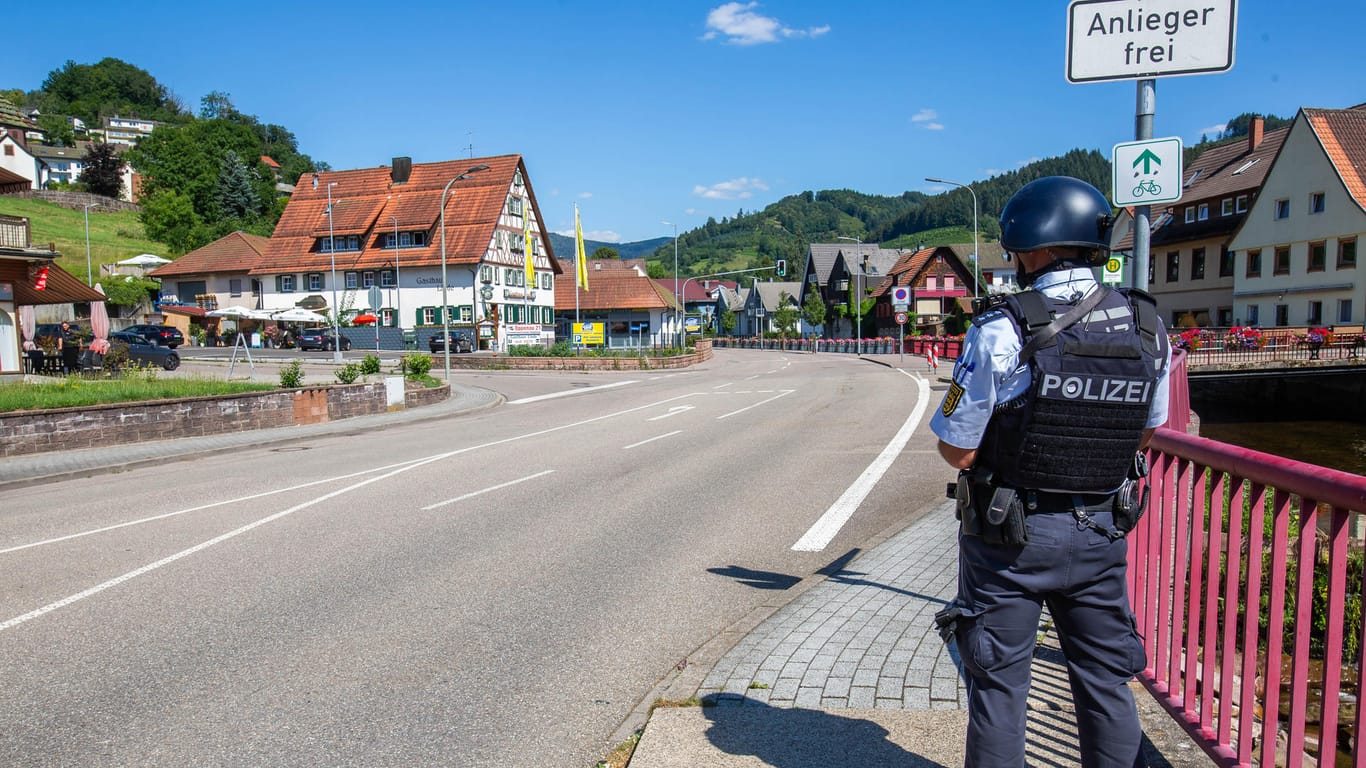 Großaufgebot sucht bewaffneten Mann: Ein mit Pfeilen und Bogen Bewaffneter hatte in dem Ort im Schwarzwald Polizisten bedroht und ihnen die Waffen abgenommen.