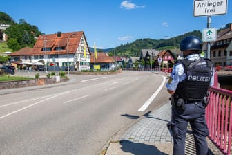 Großaufgebot sucht bewaffneten Mann: Ein mit Pfeilen und Bogen Bewaffneter hatte in dem Ort im Schwarzwald Polizisten bedroht und ihnen die Waffen abgenommen.