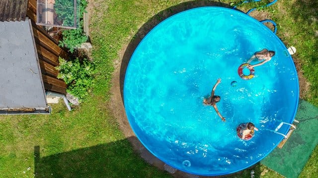 Pool aufstellen: Je nach Größe ist es sinnvoll, eine Leiter anzubringen, damit die Badenden gut hinein- und herauskommen, denn die Ränder sind relativ hoch.