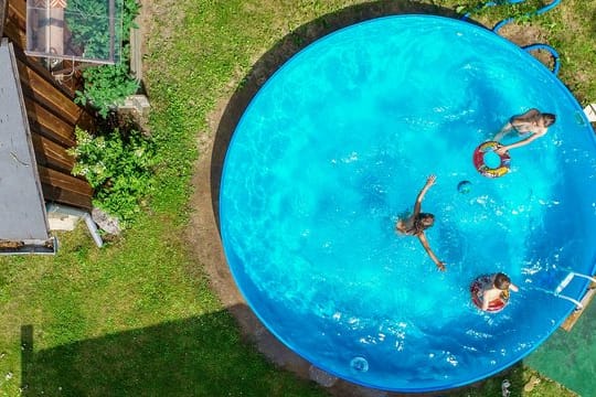 Pool aufstellen: Je nach Größe ist es sinnvoll, eine Leiter anzubringen, damit die Badenden gut hinein- und herauskommen, denn die Ränder sind relativ hoch.