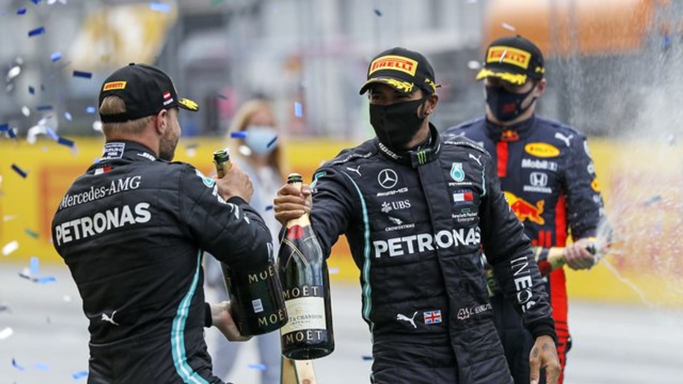 Hatten in Spielberg erneut Grund zum Feiern: Lewis Hamilton (r) und sein Mercedes-Teamkollege Valtteri Bottas.