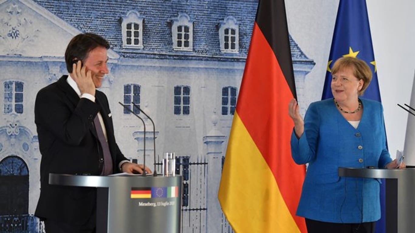 Bundeskanzlerin Angela Merkel (CDU) und Giuseppe Conte, Ministerpräsident von Italien, scherzen während einer Pressekonferenz auf Schloss Meseberg.