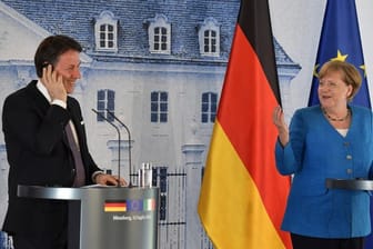 Bundeskanzlerin Angela Merkel (CDU) und Giuseppe Conte, Ministerpräsident von Italien, scherzen während einer Pressekonferenz auf Schloss Meseberg.