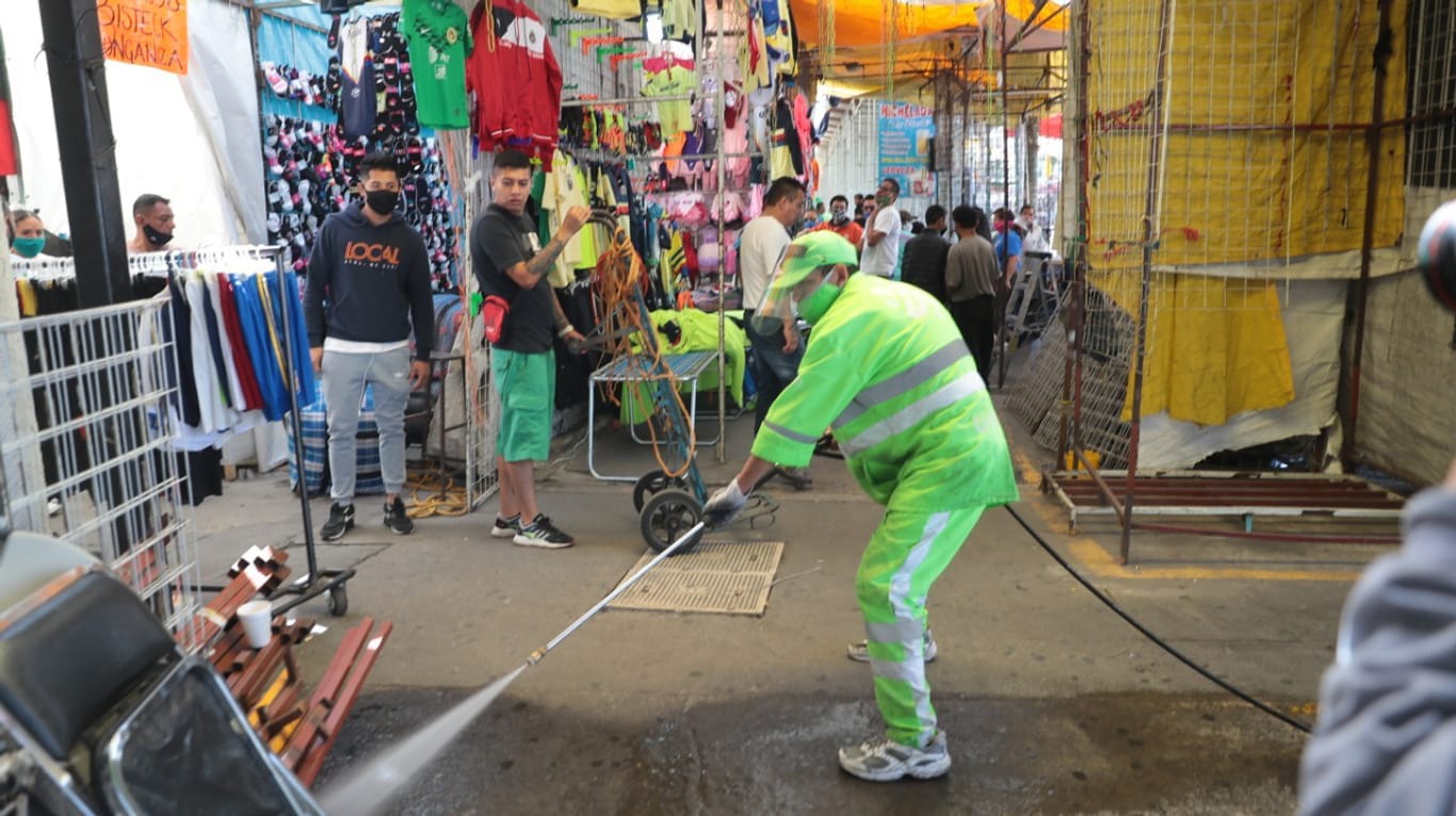 Mexiko: Ein Mitarbeiter der Straßenreinigung reinigt mit einem Hochdruckreiniger die Straße während der Coronavirus-Pandemie.