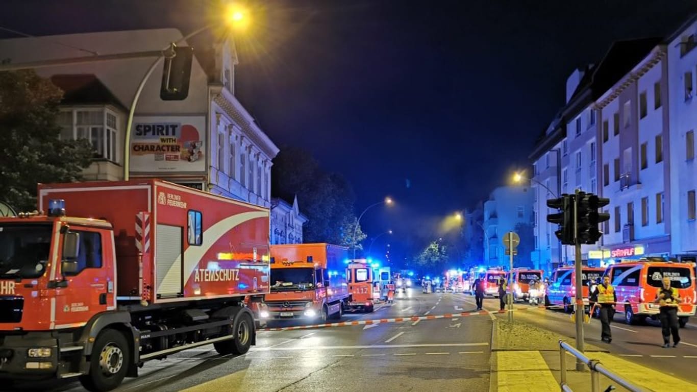 Mehrere Fahrzeuge der Berliner Feuerwehr im Einsatz: In Neukölln haben sechs Autos gebrannt, der Rauch zog zu einem Wohnhaus über.