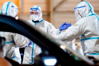 Angehörige der Bundeswehr nehmen in einem stillgelegtem Hubschrauber Hangar in Gütersloh Corona-Abstriche bei der Bevölkerung durch.