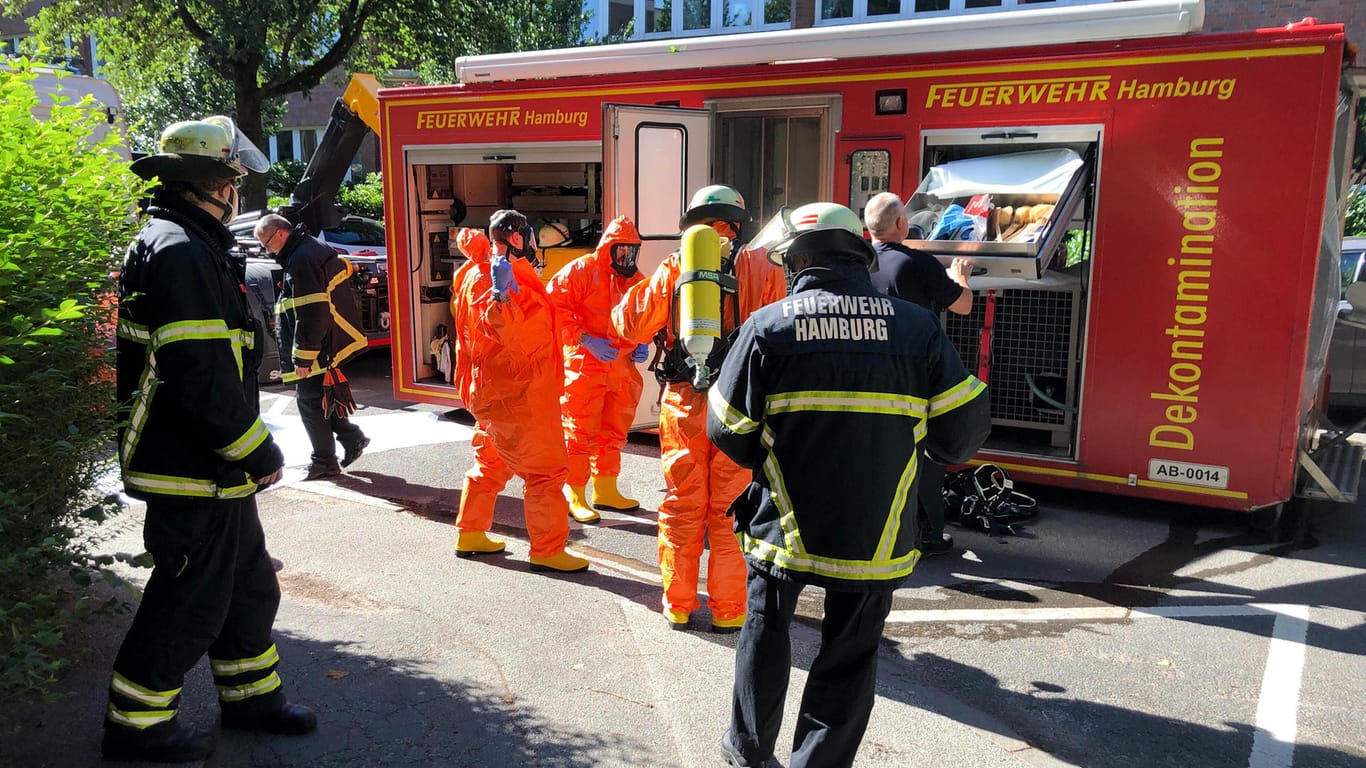 Einsatzkräfte der Hamburger Feuerwehr stehen vor dem Amtsgericht Barmbek. Dort ist ein verdächtiger Brief am Montagmorgen entdeckt worden.