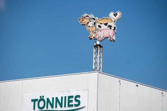 Schlachtbetrieb von Tönnies in Rheda-Wiedenbrück und weitere Subunternehmer hatten Ende vergangener Woche Anträge auf Erstattung von Lohnkosten durch das Land Nordrhein-Westfalen gestellt.