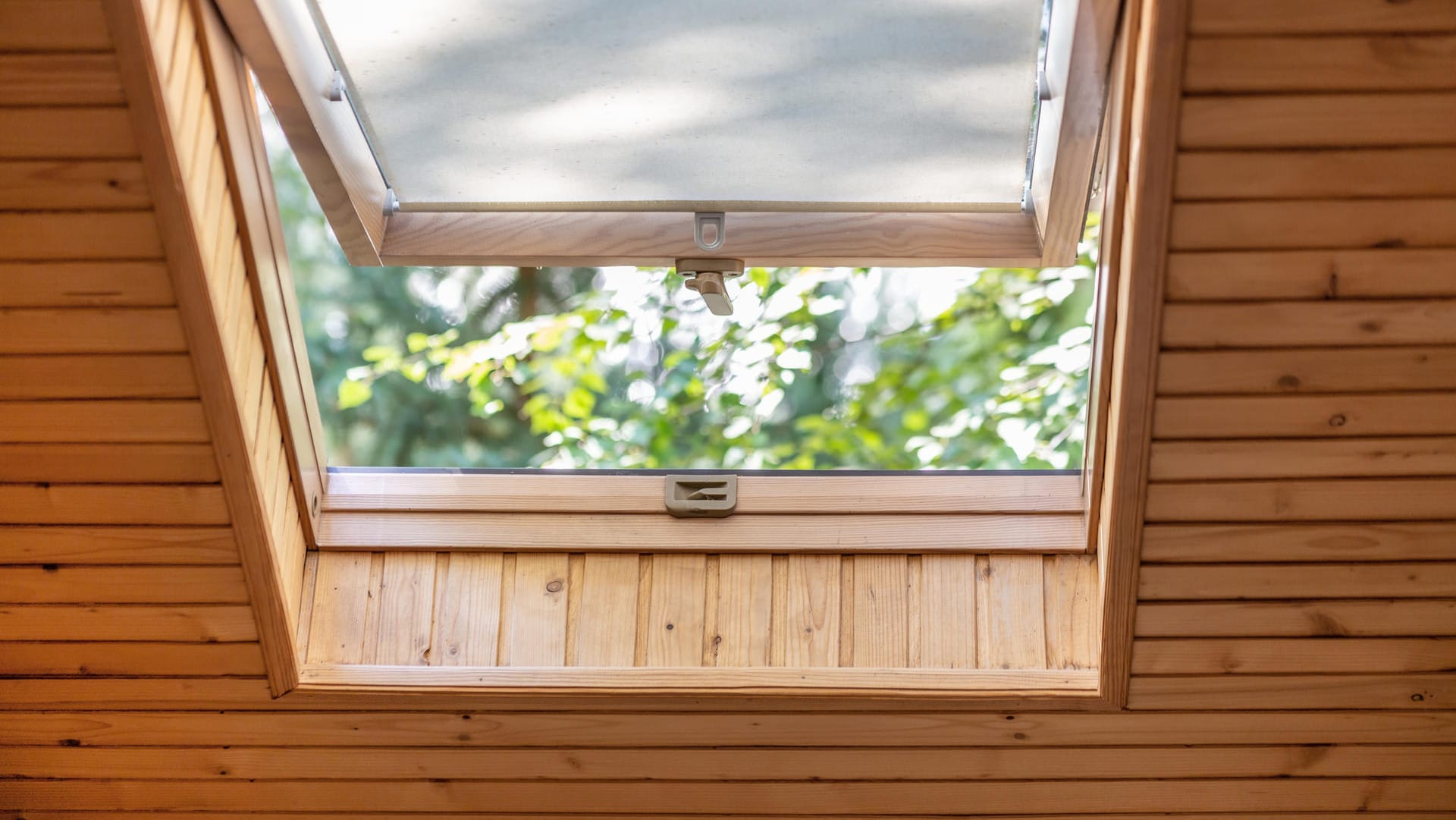 Geöffnetes Fenster: In geschlossenen Räumen gibt es oft wenig Luftaustausch.