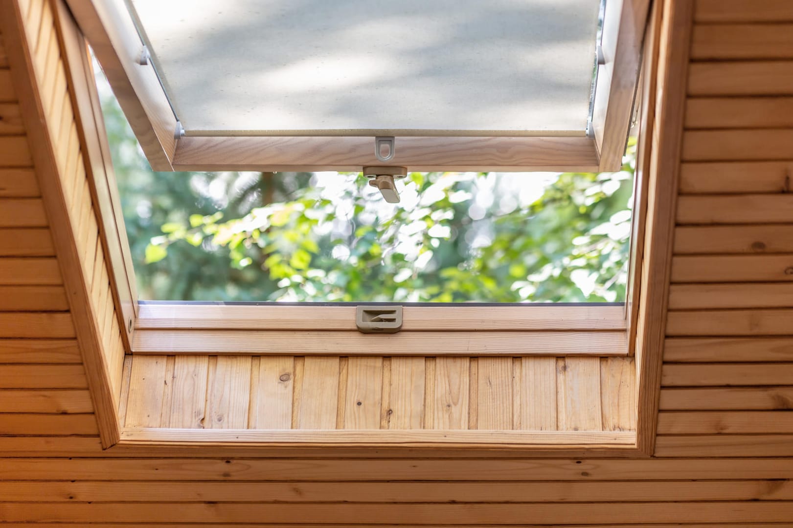 Geöffnetes Fenster: In geschlossenen Räumen gibt es oft wenig Luftaustausch.