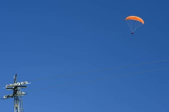 Gleitschirmflug mit Folgen: Ein Mann rettete sich auf eine Gondel, an der er zuvor hängen geblieben war.