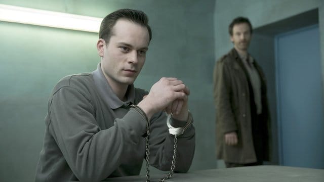 Häftling Markus Graf (Florian Bartholomäi, l) mit Kommissar Peter Faber (Jörg Hartmann, Hintergrund). Häftling Markus Graf (Florian Bartholomäi, l) mit Kommissar Peter Faber (Jörg Hartmann, Hintergrund).
