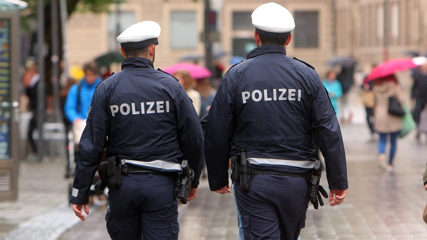Zwei Polizisten laufen durch die Kaufingerstraße in der Innenstadt von München: Ein Streit unter Jugendlichen ist dort eskaliert, drei Beamte wurden verletzt.