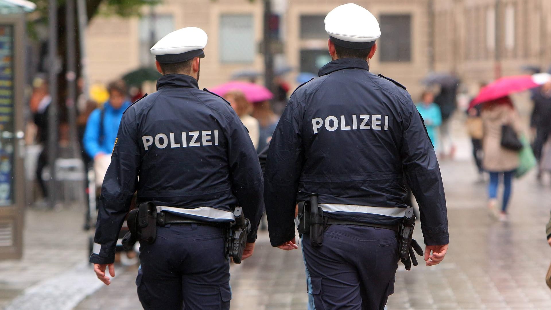 Zwei Polizisten laufen durch die Kaufingerstraße in der Innenstadt von München: Ein Streit unter Jugendlichen ist dort eskaliert, drei Beamte wurden verletzt. Zwei Polizisten laufen durch die Kaufingerstraße in der Innenstadt von München: Ein Streit unter Jugendlichen ist dort eskaliert, drei Beamte wurden verletzt.