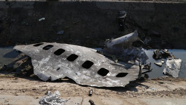 Trümmerteile der ukrainischen Passagiermaschine liegen am Absturzort. Trümmerteile der ukrainischen Passagiermaschine liegen am Absturzort.
