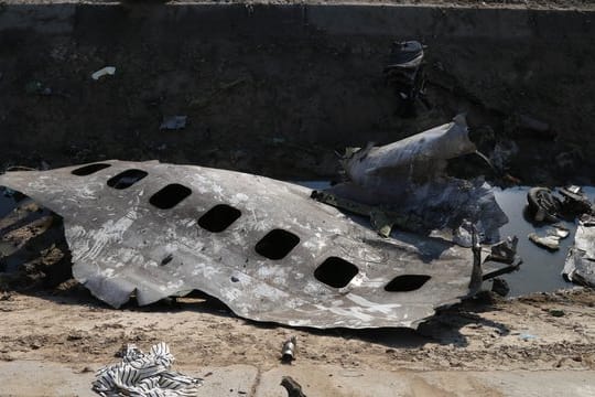 Trümmerteile der ukrainischen Passagiermaschine liegen am Absturzort.