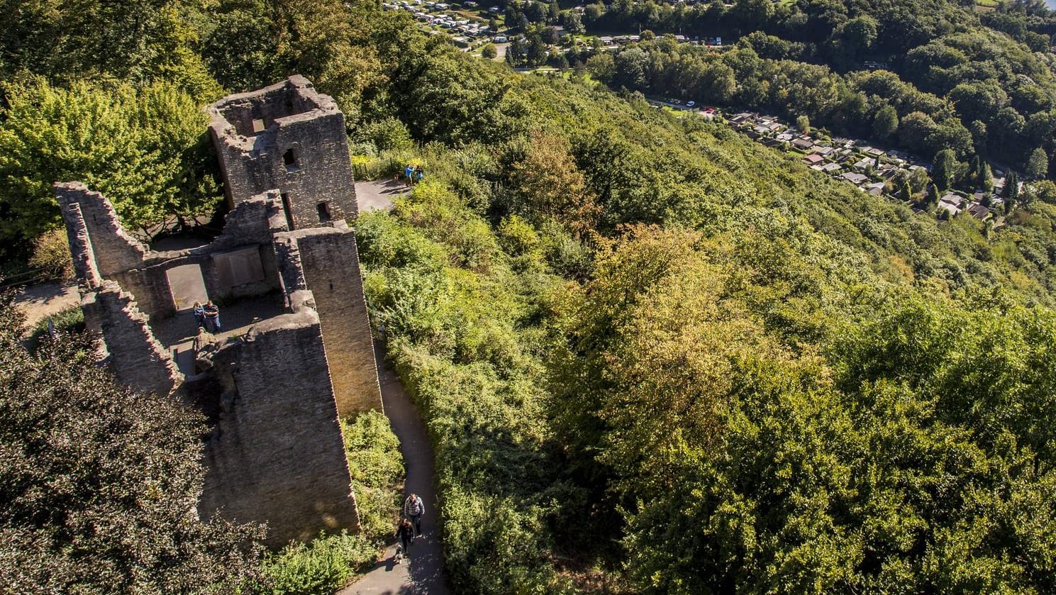Burgruine auf der Hohensyburg: Die Burgruine und das Kriegerdenkmal befinden sich in spektakulärer Kulisse.