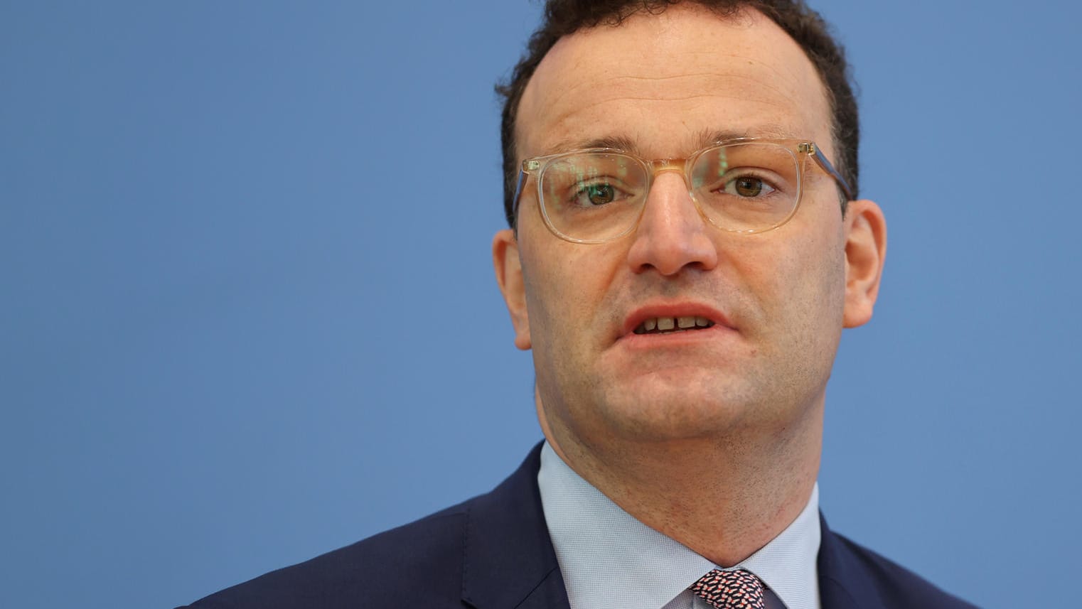 Jens Spahn auf einer Pressekonferenz: Der Gesundheitsminister hat die Bürger vor Nachlässigkeit im Umgang mit der Corona-Pandemie gewarnt und eindringlich aufgerufen, die Schutzmaßnahmen einzuhalten.