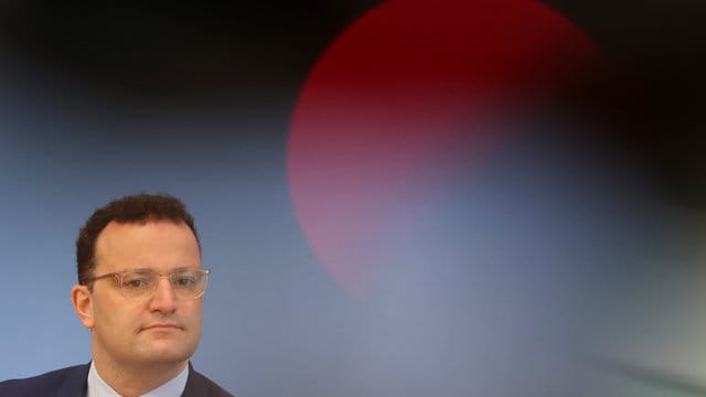 Jens Spahn hat die Bürger vor Nachlässigkeit im Umgang mit der Corona-Pandemie gewarnt und eindringlich aufgerufen, die Schutzmaßnahmen einzuhalten. Jens Spahn hat die Bürger vor Nachlässigkeit im Umgang mit der Corona-Pandemie gewarnt und eindringlich aufgerufen, die Schutzmaßnahmen einzuhalten.