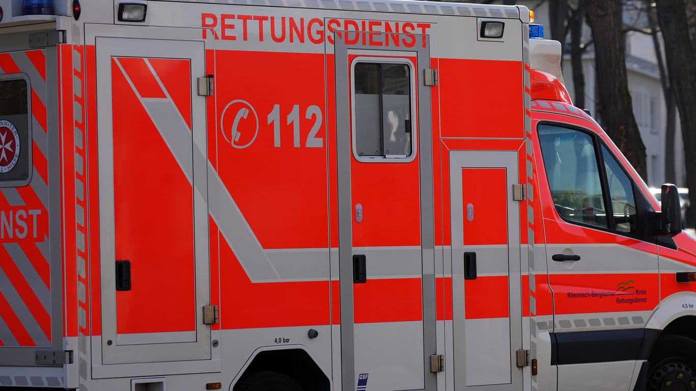 Krankenwagen (Symbolbild): Ein vierjähriger Junge ist in Oberbayern in einen Bach gestürzt und gestorben.