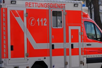 Krankenwagen (Symbolbild): Ein vierjähriger Junge ist in Oberbayern in einen Bach gestürzt und gestorben.