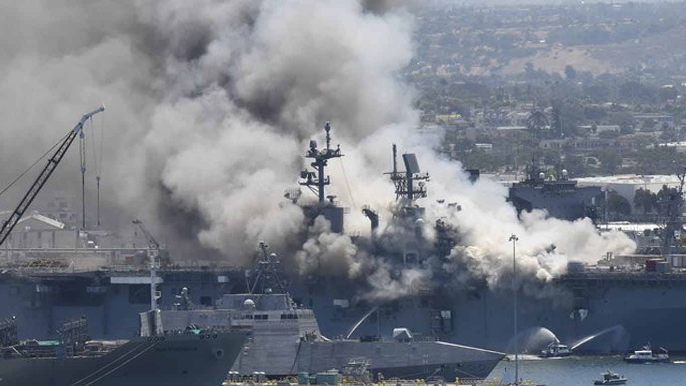 Rauch steigt vom US-Kriegsschiff "USS Bonhomme Richard" im Marinestützpunkt San Diego auf.