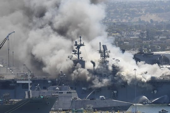 Rauch steigt vom US-Kriegsschiff "USS Bonhomme Richard" im Marinestützpunkt San Diego auf.